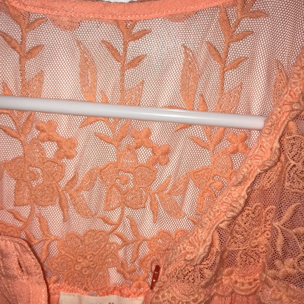 Super cute tank!! 🍑 - Picture 3 of 4